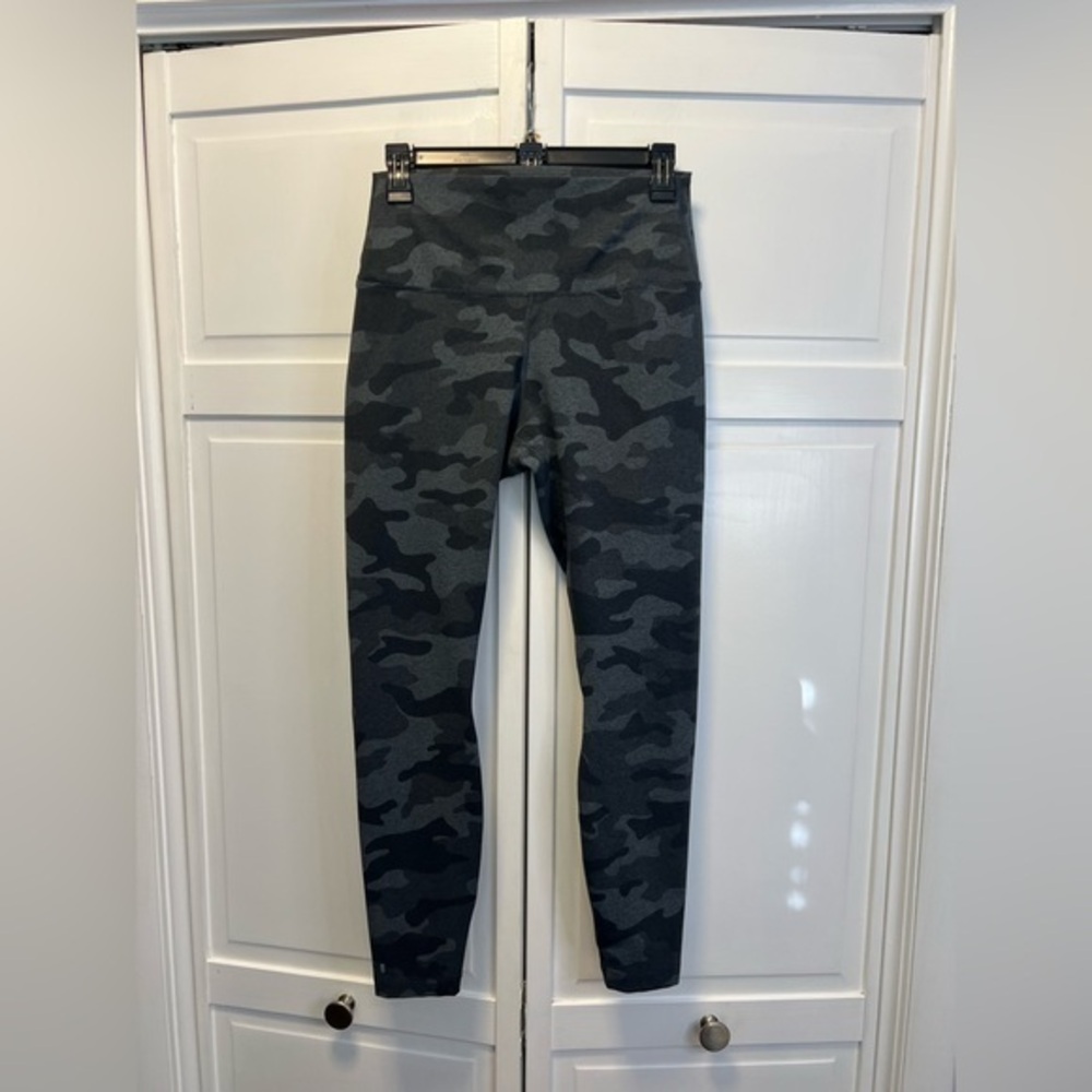 NOBULL Gray Camo Athletic Leggings Size Women’s Medium Color Gray/Black Camo